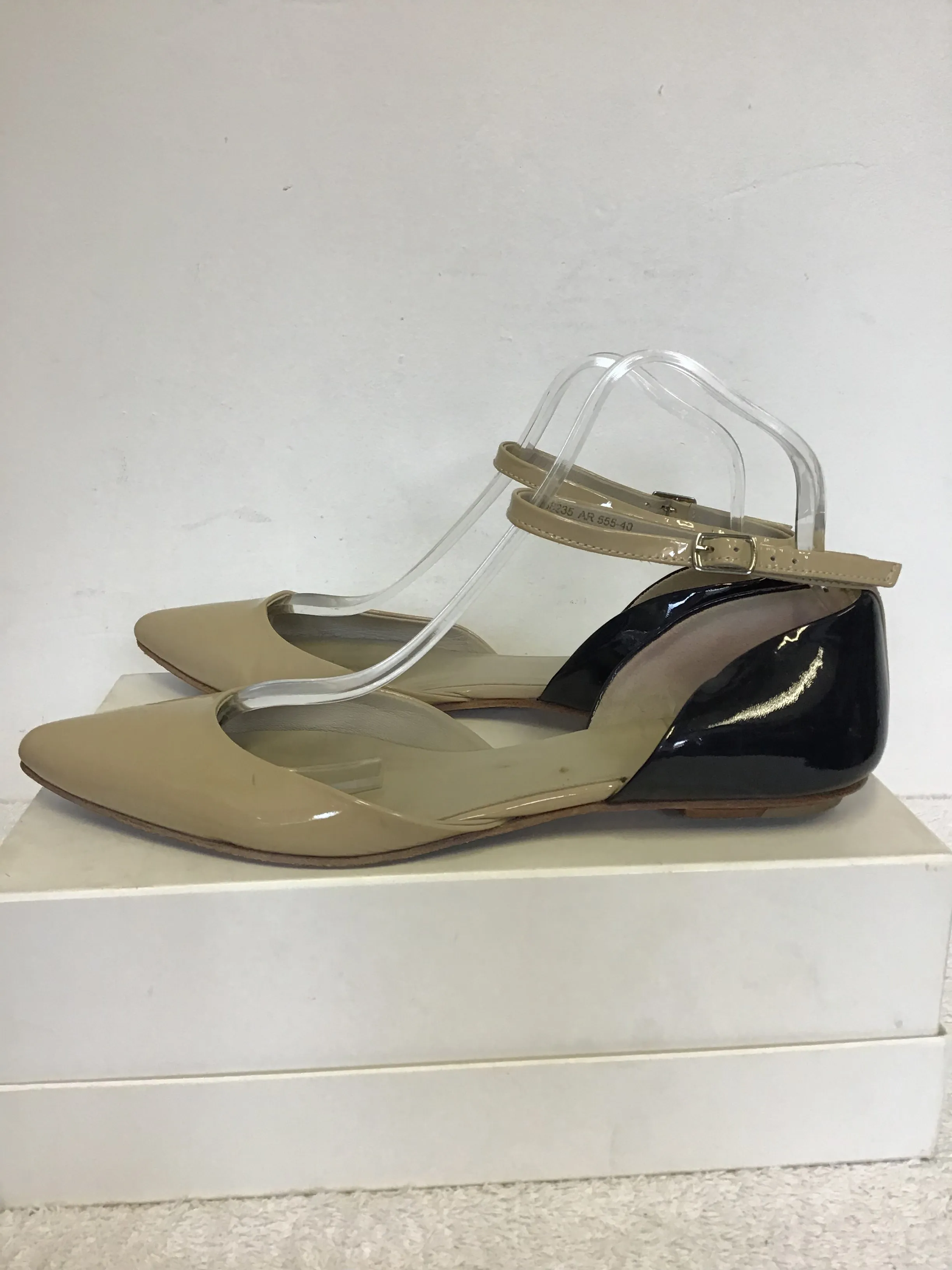 BODEN BEIGE & BLACK PATENT LEATHER ANKLE STRAP FLATS SIZE 7/40