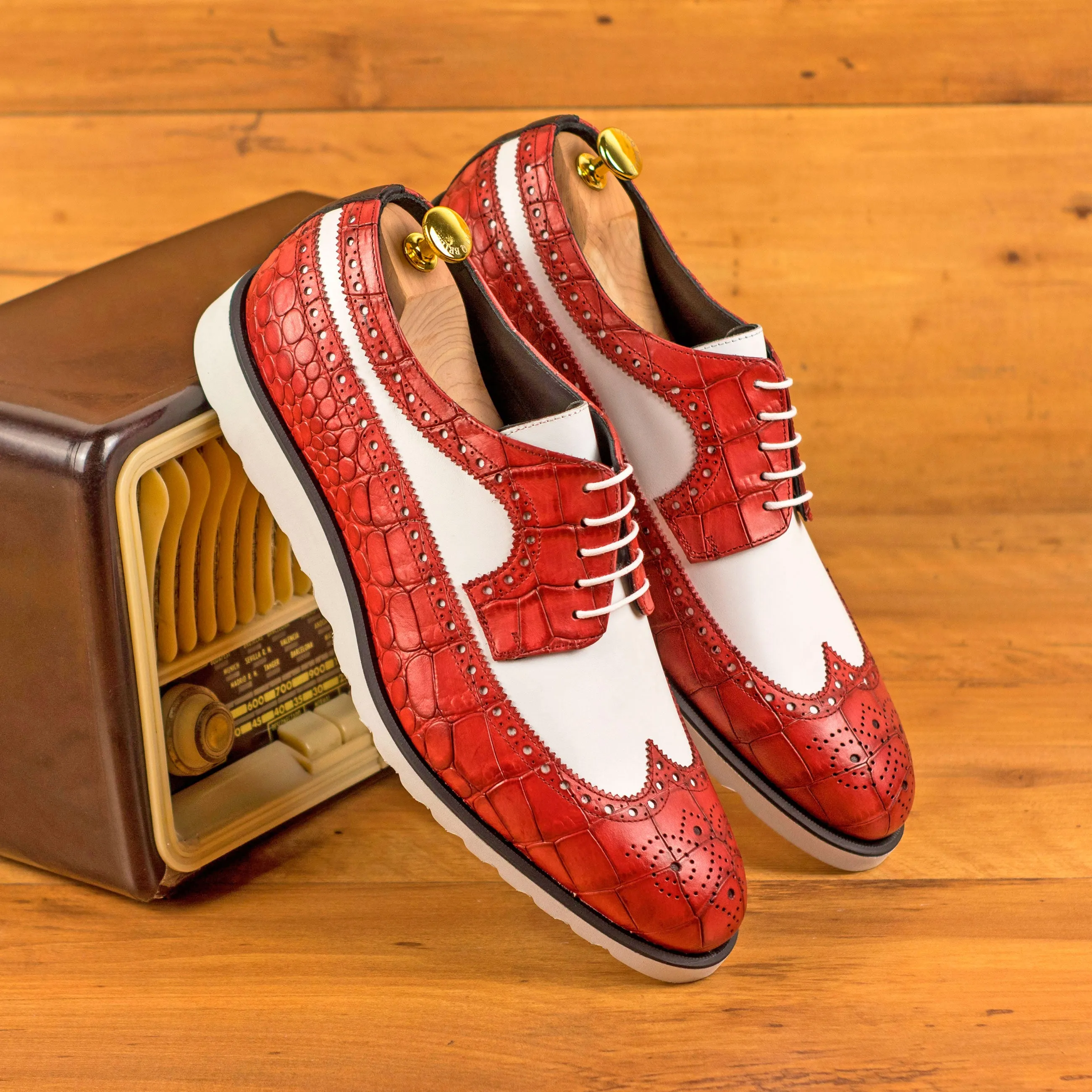 DapperFam Zephyr in White / Red / Black Men's Italian Croco Embossed Leather Longwing Blucher