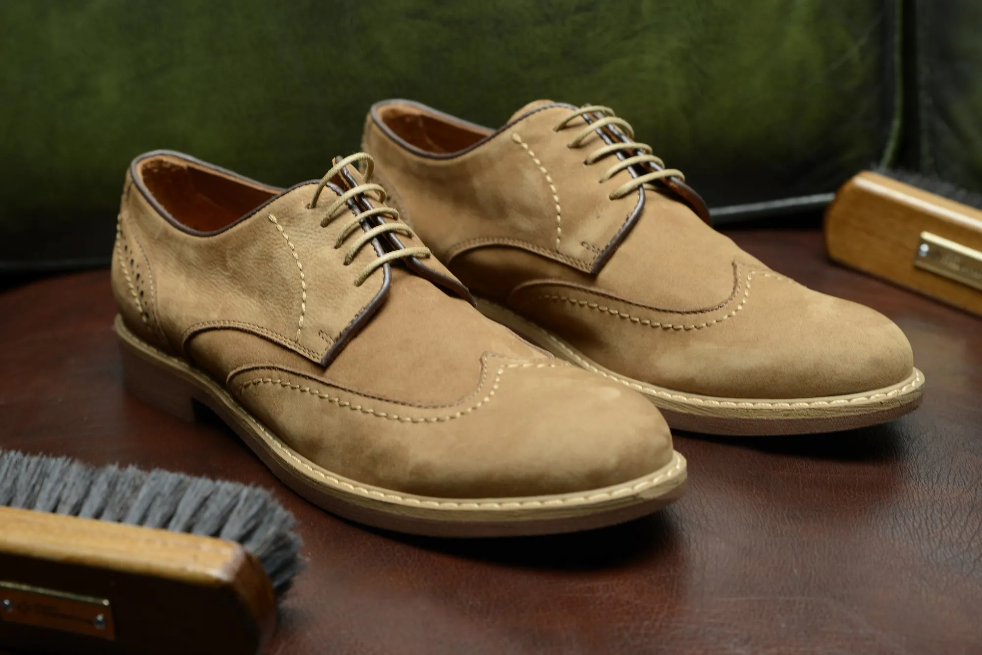 FOOT FEDERATION CITY DERBY WINGTIP MENS SHOE NUBUCK TOBACCO