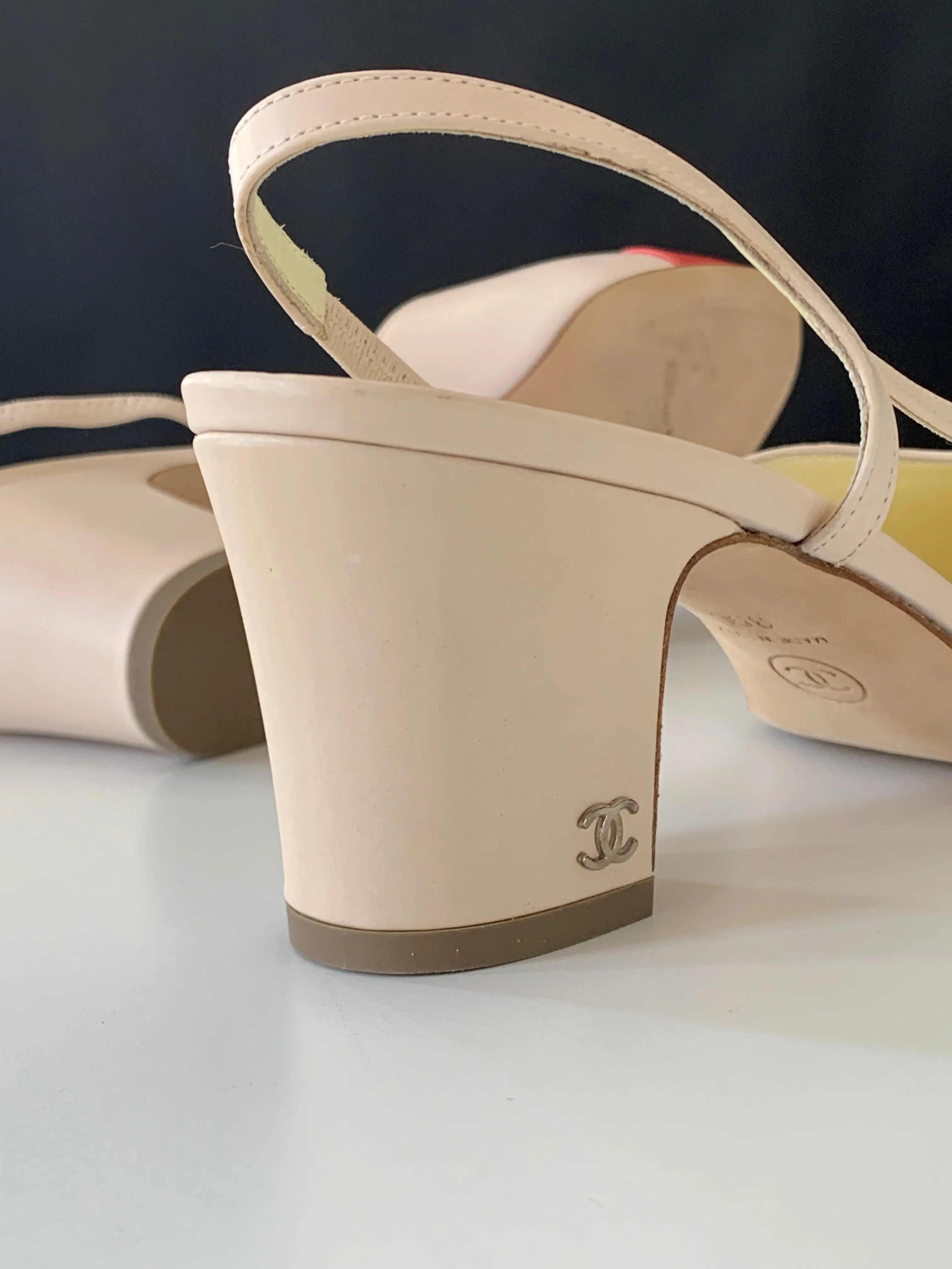<b>CHANEL </b> <br>Cap Toe Slingback Pumps 38