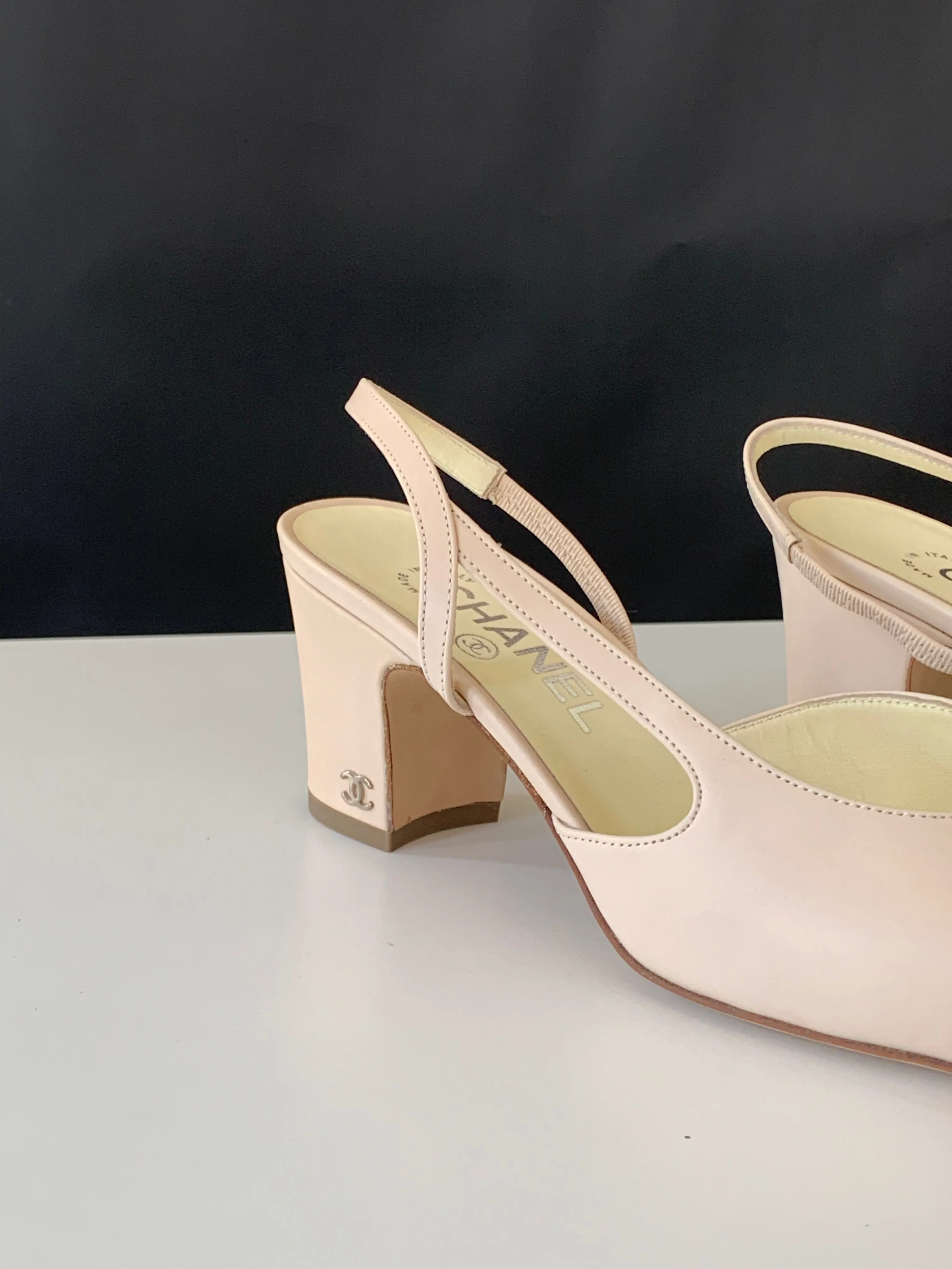 <b>CHANEL </b> <br>Cap Toe Slingback Pumps 38