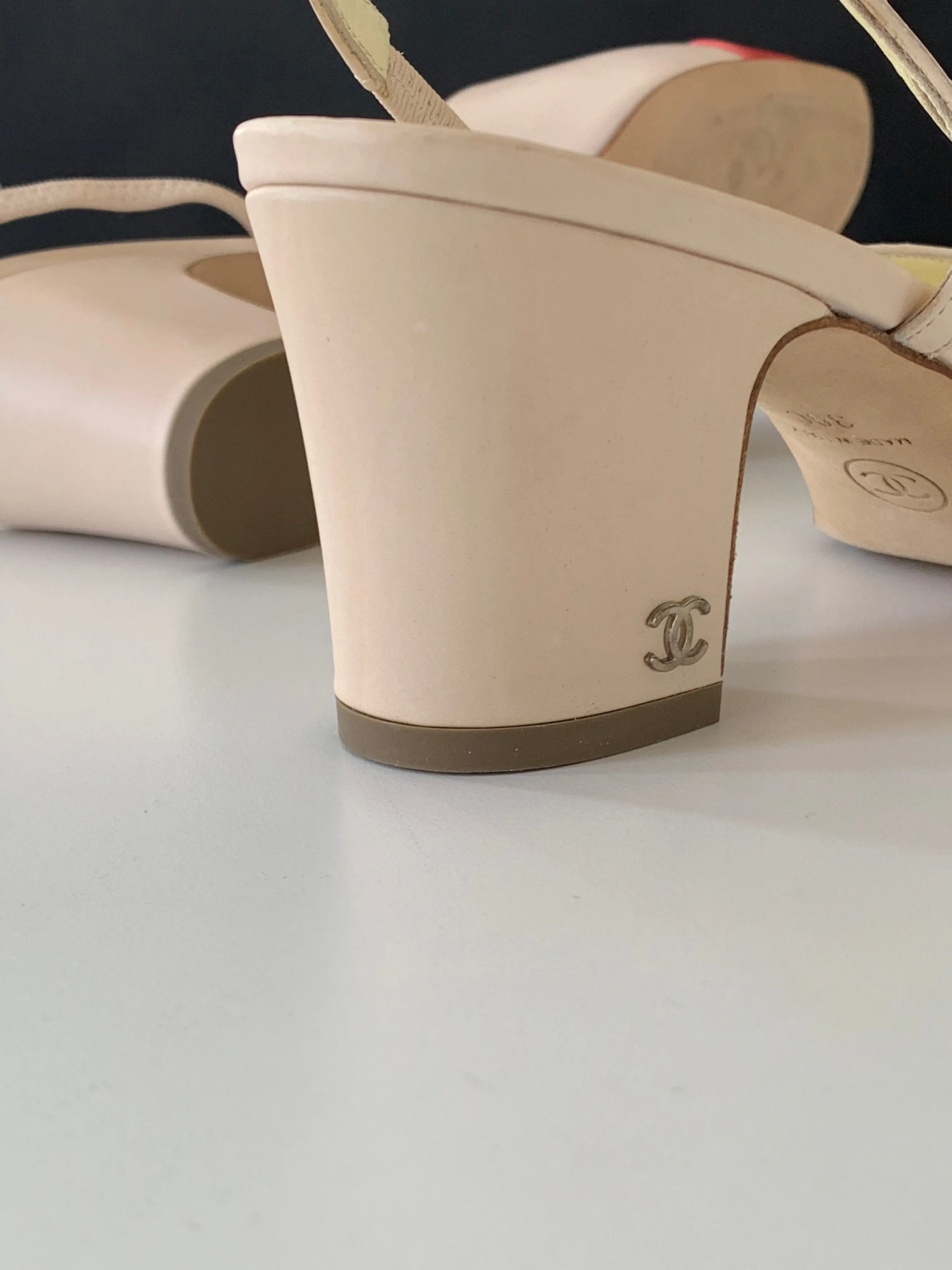 <b>CHANEL </b> <br>Cap Toe Slingback Pumps 38
