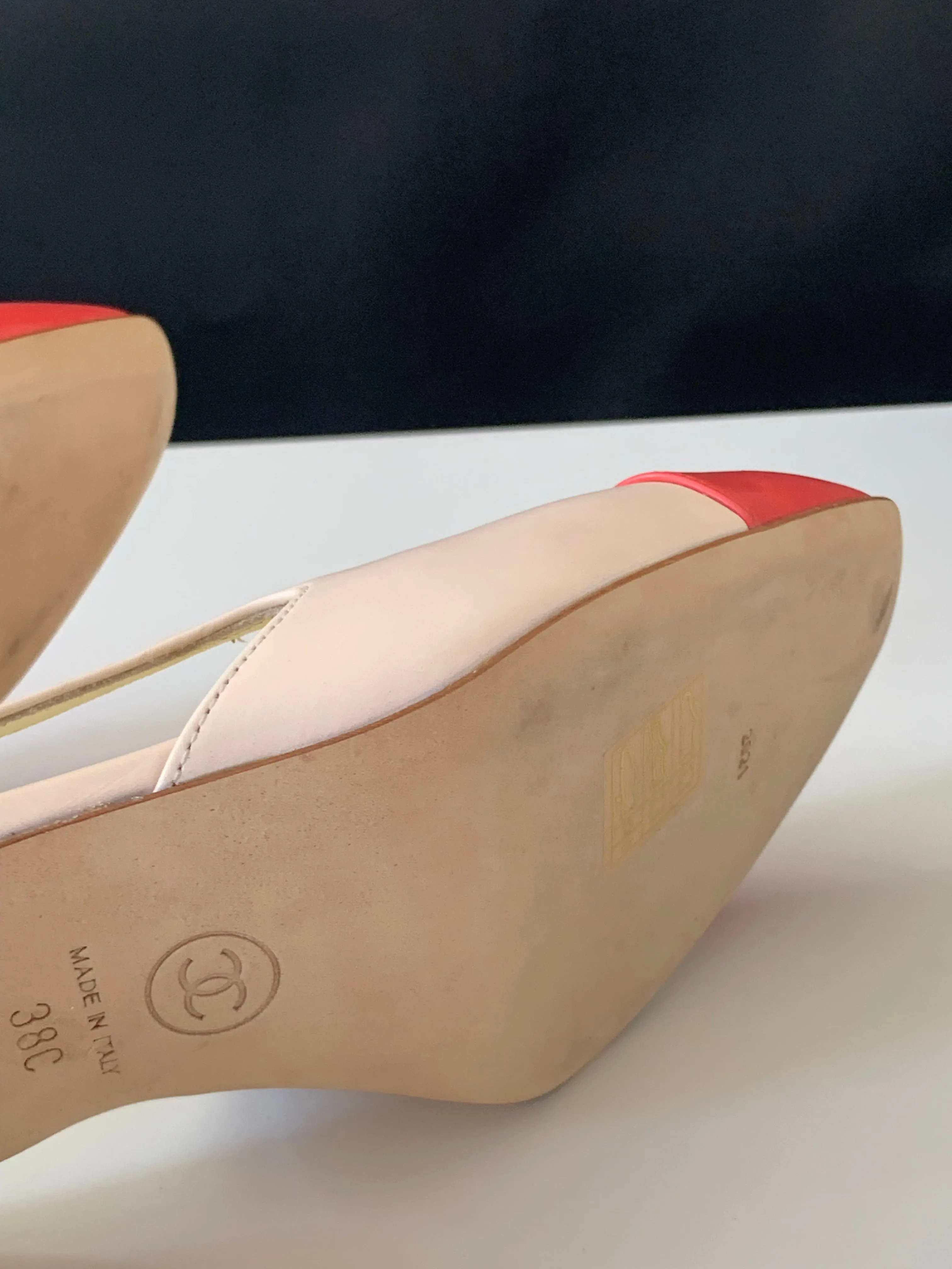 <b>CHANEL </b> <br>Cap Toe Slingback Pumps 38
