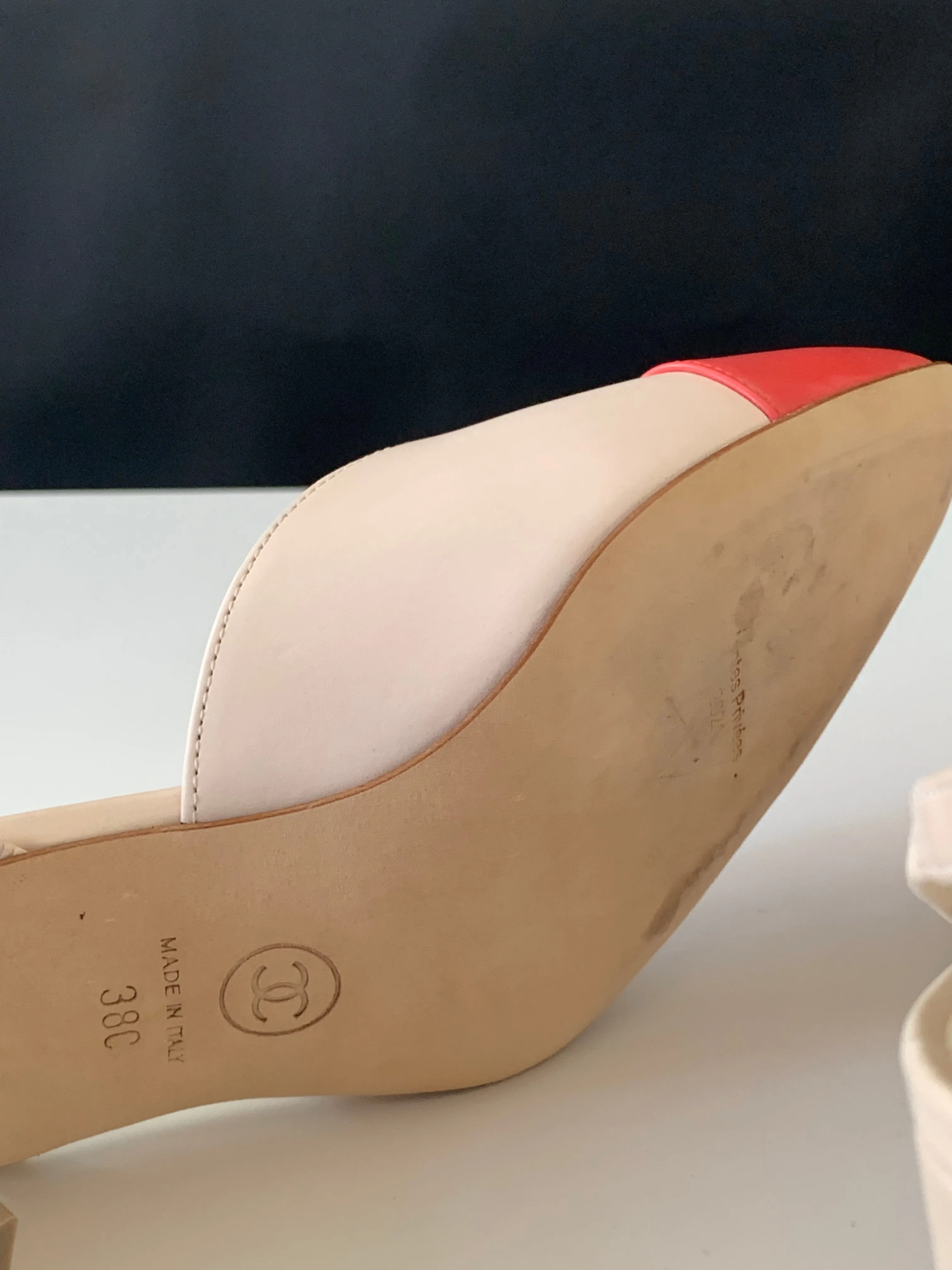 <b>CHANEL </b> <br>Cap Toe Slingback Pumps 38