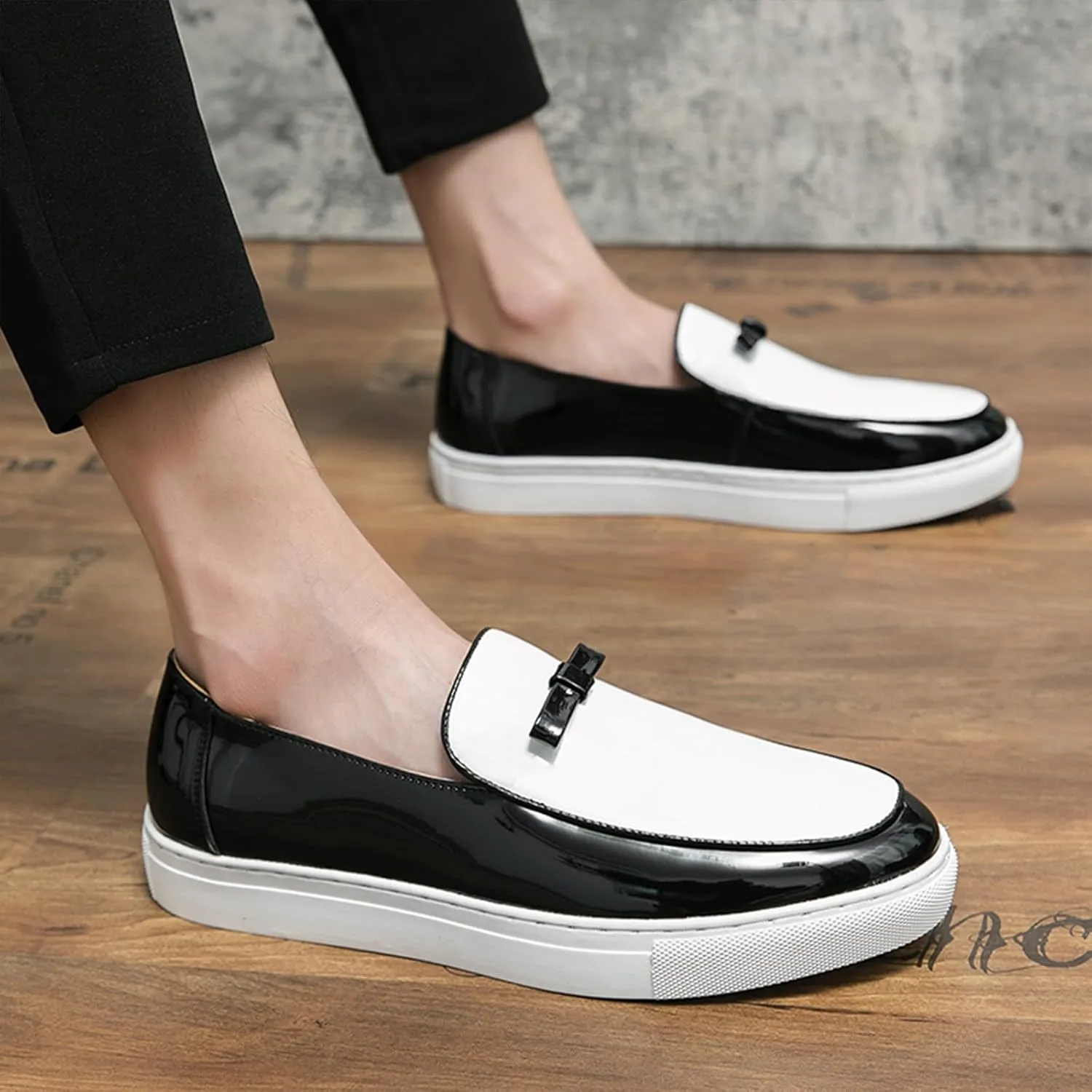 Men's Patent Leather Penny Loafers with Bow Round Toe Slip-On Flat Business Formal Shoes Casual Driving Work Shoes