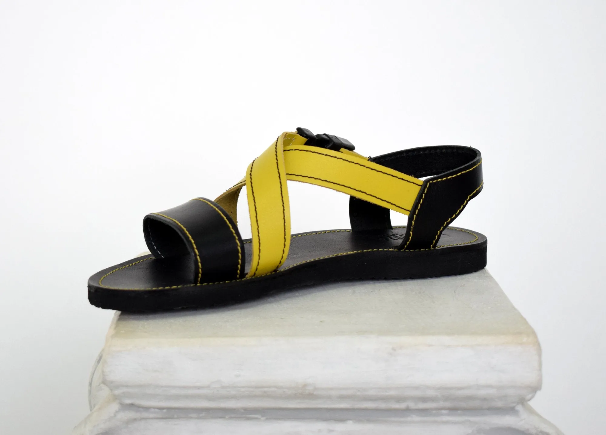 Running sport sandals for men with black and yellow leather