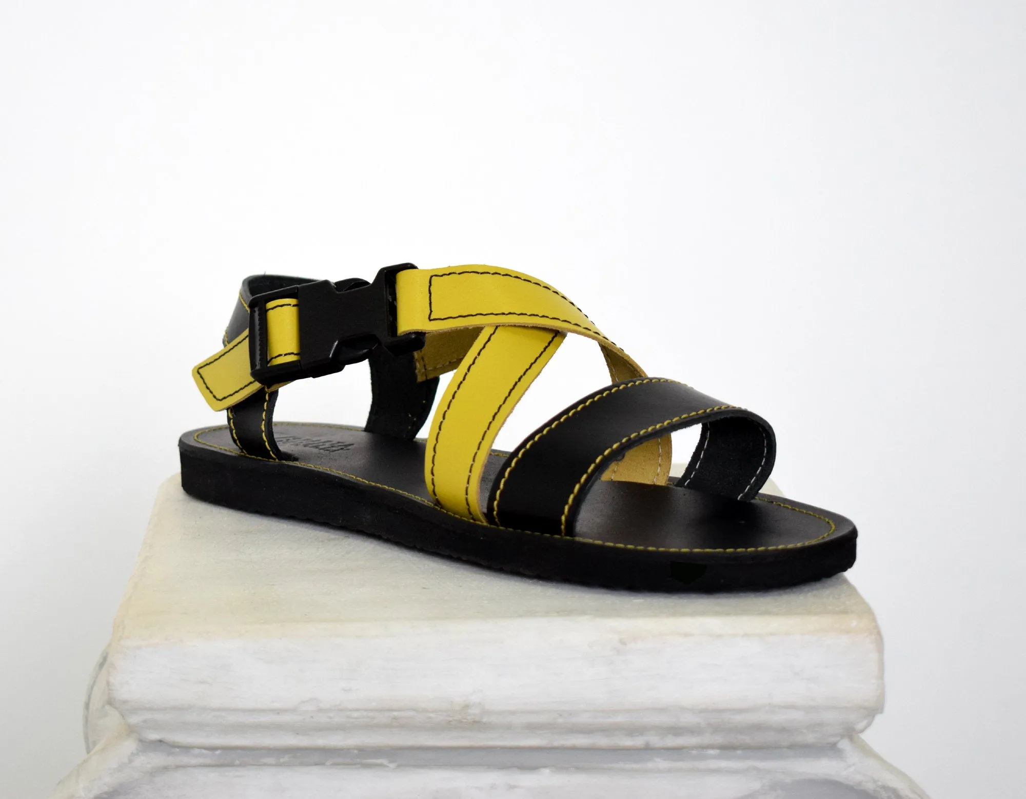 Running sport sandals for men with black and yellow leather