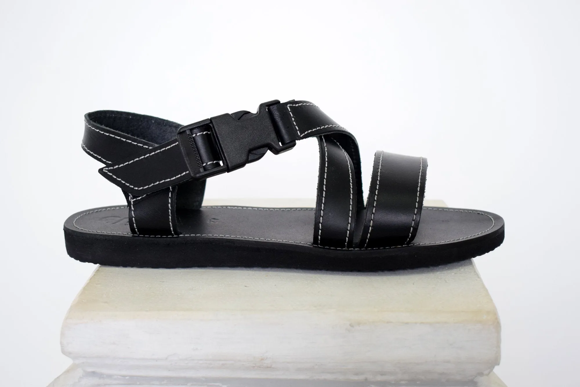 Running sport sandals for men with black and yellow leather