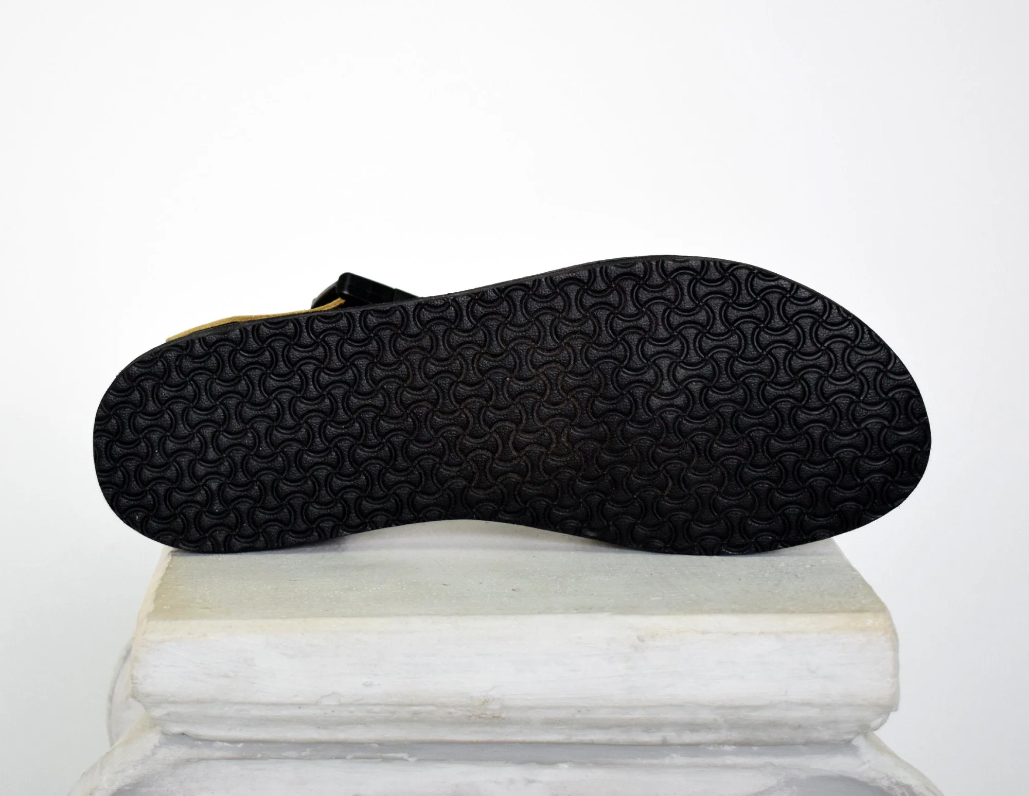 Running sport sandals for men with black and yellow leather