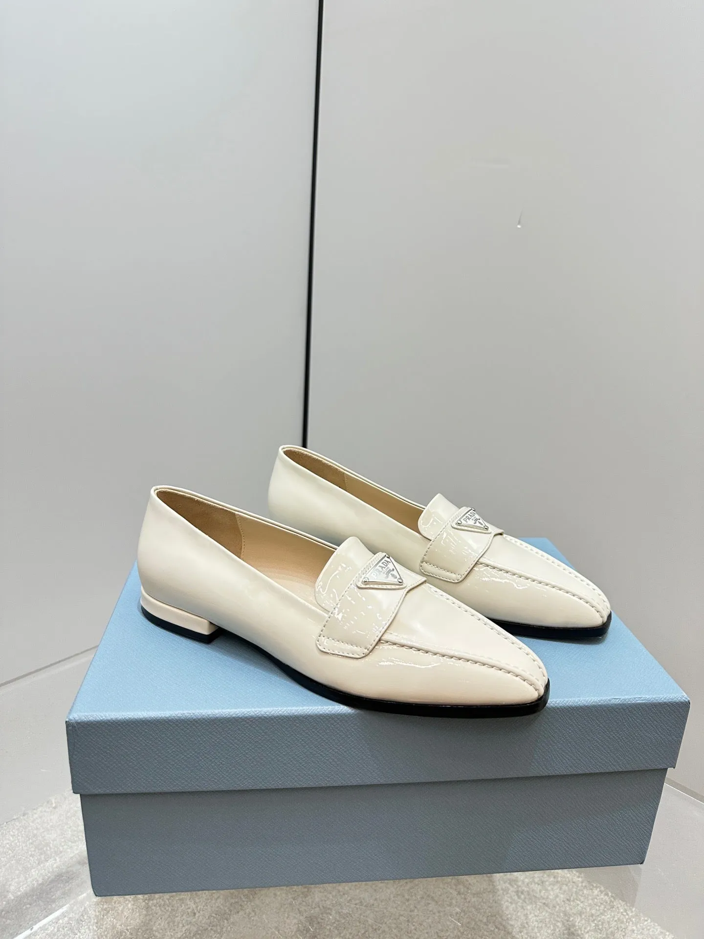 SE1118 PRADA Loafers /  Size5-9