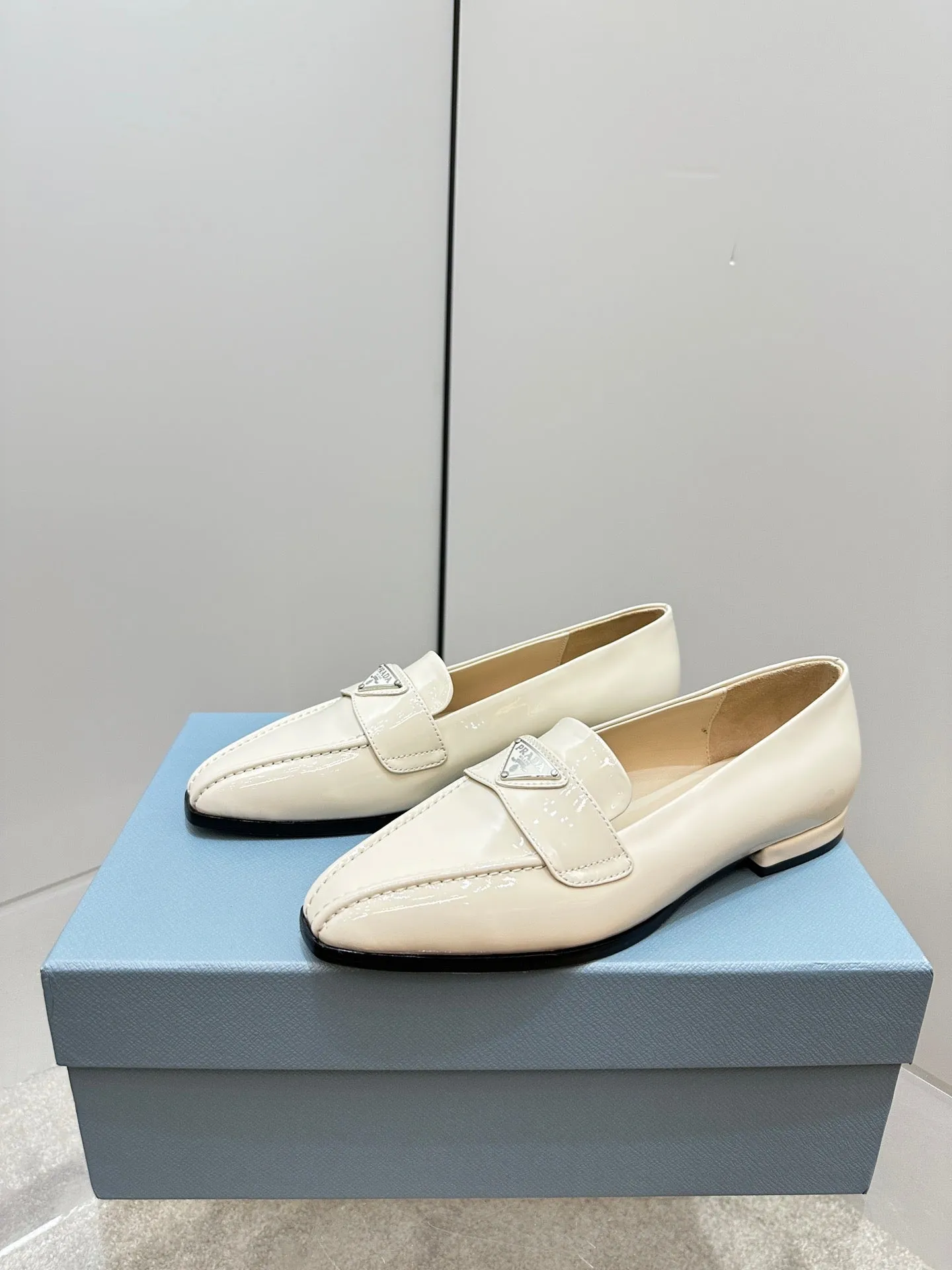 SE1118 PRADA Loafers /  Size5-9
