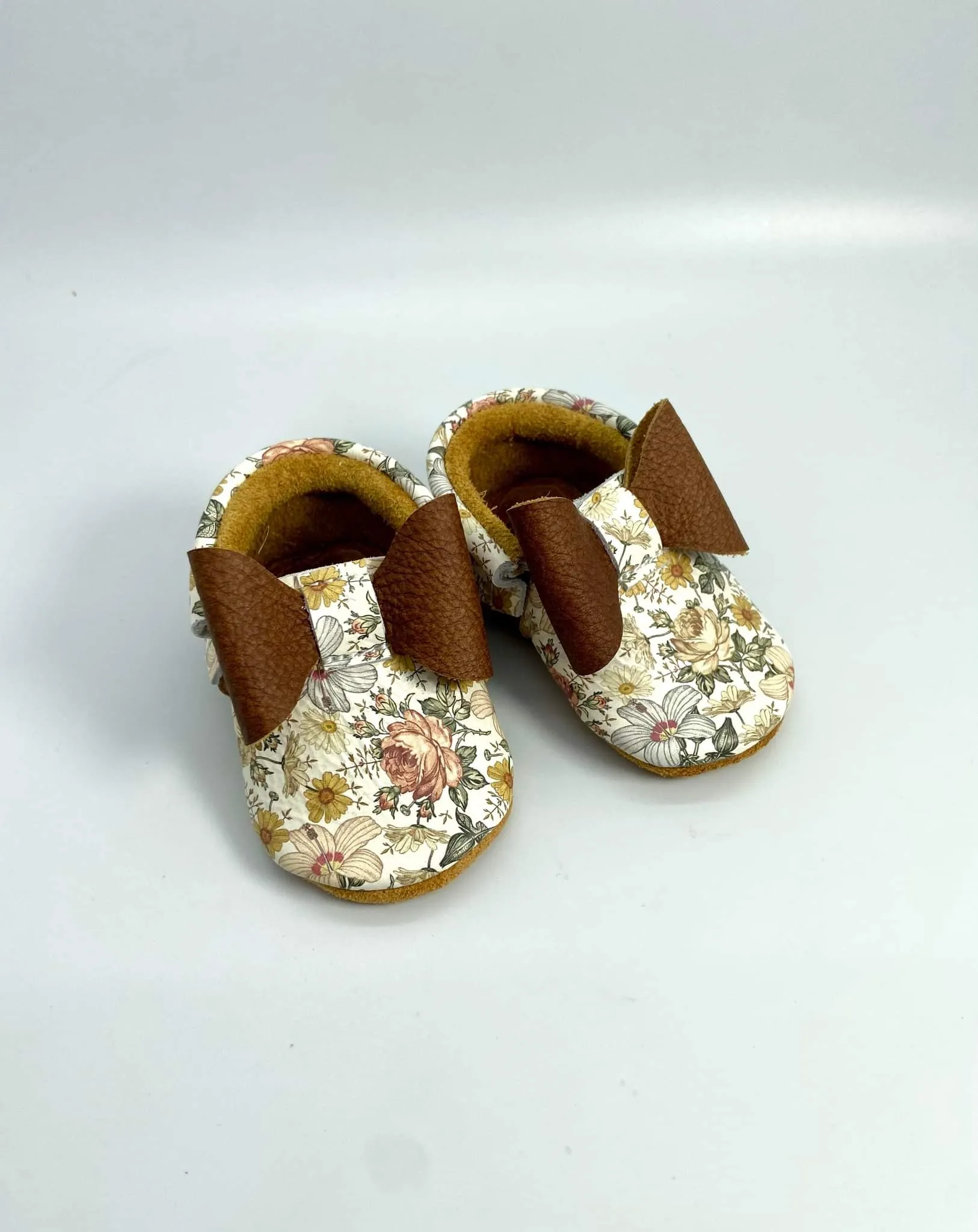 Vintage Floral Bow Mocc